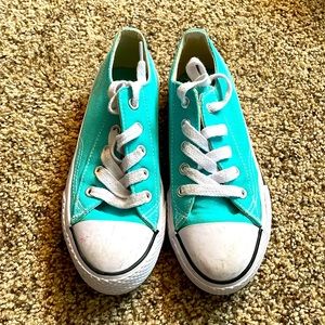 Kids size 1 tennis shoe